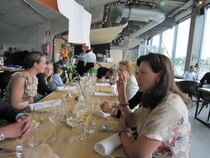 Syntymäpäivävieraita pöydän ympärillä