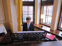 Lounastilaisuus aloitettiin Pellingin marssilla.