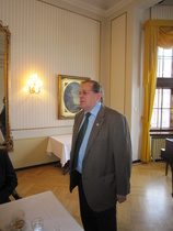 Carl-Johan Hindsberg perinneyhdistyksen puheenjohtaja tervehtii osanottajia.