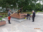 Hakkapeliittaveljet Karl Nordgren ja Fredrik Ehrström laskevat kukat Mannerheimin haudalle. Petri Johanssonin pitelemä yhdistyksen lippu tekee kunniaa.