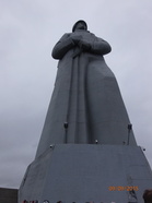 Jäämeren taistelujen jättimäinen muistopatsas Murmanskissa.
