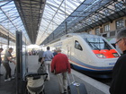 Pietarin matkalaiset siirtymässä Allegro-junaan Helsingin rautatieasemalla
