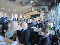 Bistro Sinnen ravintolapäällikkö Hannu Sailo ja keittiömestari Peter Elfving esittelivät retkeläisille ravintolan toimintaa ja ruokalistaa. 