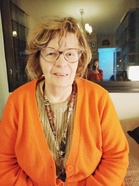 Eeva-Leena saa uudet silmälasit. Viktorin mummista ottama kuva Helsingin Siltamäessä.