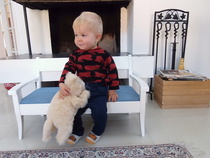 Viktor istuu kotisohvallaan kissan kanssa syksyllä 2014.