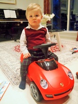 Joulupukki toi Viktorille jouluna 2014 punaisen auton.