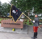 Hakkapeliittain lippu Mannerheimin haudalla syksyllä 2015