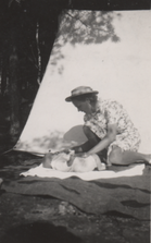 Äiti ja minä telttaretkellä kesällä 1939