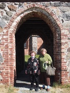 Helena ja Eeva-Leena Hattulan Pyhän Ristin kirkon portilla