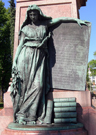 Maamme laulun sanat ruotsiksi Walter Runebergin veistämässä isänsä, kansallisrunoilija J.L. Runebergin (1804 - 1877) patsaan jalustassa Helsingin Esplanadilla
