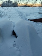 Oikean puoleinen lumikasa on meidän vene. Kuvan taustalla on Tohloppijärven Pänninsaari.