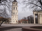 Vilnan katedraalin kellotorni ja pilareiden koristama pääty