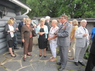 Muistotilaisuuteen vuonna 2013 osallistuneita Taistelijan talon edustalla