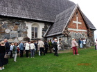 Konserttiyleisö jonottaa Sastamalan Pyhän Olavin kirkkoon.