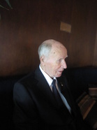 Veikko Kallio Kanadan Sotaveteraanipiirin kunniapuheenjohtaja 95-vuotisjuhlalounaalla Marskin pöydässä ravintola Savoyssa