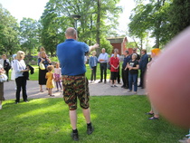 Opas Petri Karhumäki kertoo kirkon ja hautausmaan historiaa. 