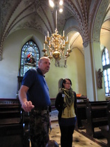 Oppaat esittelevät kirkkoa sisältä.