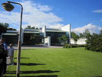 Kappelin ulkopuolelle on sijoitettu kauniit puu- ja kukkaistutukset.