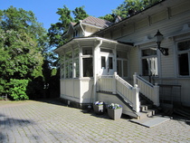 Vanhojen puiden  keskellä oleva pappila on nykyisin juhlahuoneisto.