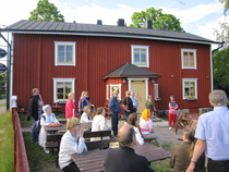 Kirkon vieressä olevassa talossa toimii kahvila ja valokuvaamo.