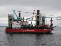 Lounasristeilyn aikana kiersimme lautan, jolla tutkitaan merenpohjaa tuulivoimaloiden sijoittamiseksi Perämerelle.