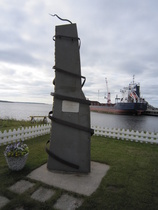 Tornion maihinnousun tulomuistomerkki on Röytän satamassa Torniossa. Tornion taistelut vaativat 450 suomalaisen hengen ja koko Lapin sota 774.