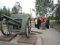 Lapin sodassa oli mukana myös suomalaista tykistöä. Muistomerkki on Pirkkiön koulun lähellä. Muistotykki 876/K02 on ollut mukana Tornion taisteluissa.