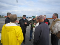 Tarkkaavaisia kuulijoita Röytän satamassa