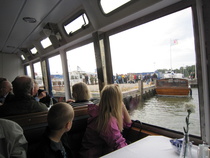 Usea alus hoiti kuljetustehtäviä.