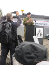 Killan puheenjohtaja Hans-Peter Rekola kuvaajien ristitulessa.