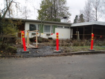 Etupihan vaahtera on kaadettu ja pihlaja on siirretty kaivannon tieltä odottamaan uudelleen istutusta pihaan.