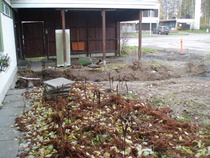 Kaivanto autotalliin on kaivettu, vanha viemäri ja -kaivo poistettu,  autotallin patteri irroitettu ja nostettu ulos autokatokseen.