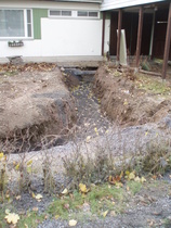 Viemäri ja käyttövesiputket vedettiin tätä kaivantoa pitkin talon alta autotalliin.