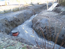 Viemäri on asennettu ja osa kaivantoa on peitetty soralla.