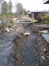 Kaivanto naapurien suuntaan kuvattuna.