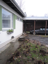 Näkymä autokatokselle päin, kun kaivannot on peitetty.