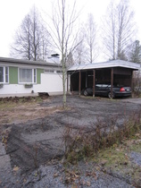 Kaivannot on peitetty ja pihlaja istutettu. Vehreästä pihastamme on vain muistot jäljellä.