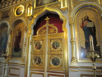 Kirkon ikonostaasi on perinteinen: Jumalan synnyttäjän ikoni on portin vasemmalla puolella ja Kristus Kaikkivaltiaan ikoni portin oikealla puolella. Porttiin on kuvattu apostolit.