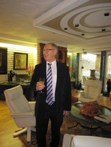 Taidekauppias Jouko Rita toivotti klubilaiset tervetulleiksi kotiinsa ja samalla tutustumaan myytävinä oleviin taideteoksiin. 