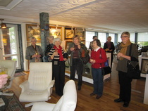 Klubilaisia Jouko Ridan salongissa.