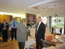 Eeva-Leena kiittää Jouko Ritaa vastaanotosta.