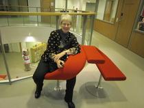 Tällaisia värikkäitä istuimia oli uuden koulun auloissa