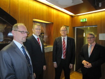 Matutoimikunnan jäseniä kokoontumassa Katajanokan kasinon Marski-kabinetin tiloihin.