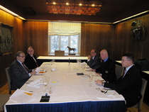 Vakaata pohdintaa oli kuitenkin pöydän molemmilla puolilla.