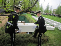 Kenttäpiispa Pekka Särkiö piti siunauspuheen. Kadetit laskivat sankarivainajat haudan lepoon Lappeenrannan sankarihautausmaahan.