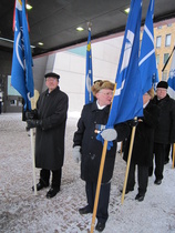 valmiina osallistumaan muistojuhlaan.