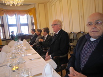 Kummallakin puolella lounaspöytää oli tuttuja.