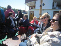 aurinkoiset paikat laivan keulakannelta.