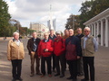 Ryhmämme Latvian vapaudenpatsaan edessä. Kuvasta puuttuu kuvan ottaja.