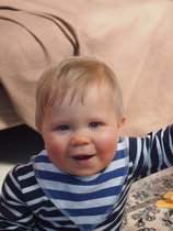 Viktor muutamaa päivää ennen 1-vuotissyntymäpäiväänsä kotonaan Laajasalossa.